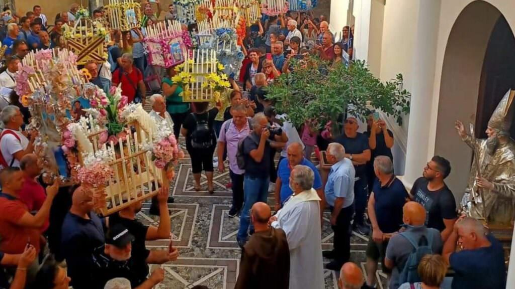 Buonvicino cinti votivi ok - La favola di Buonvicino e del Santo di pace - 13 Buonvicino cinti votivi ok - Meraviglie di Calabria - 12