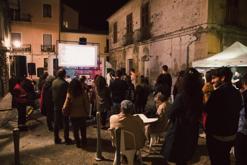 Cinema in piazza 3 - "SCHERMI - Cinema Multipiazza”, illumina i quartieri di Catanzaro - 3 Cinema in piazza 3 - Meraviglie di Calabria - 2