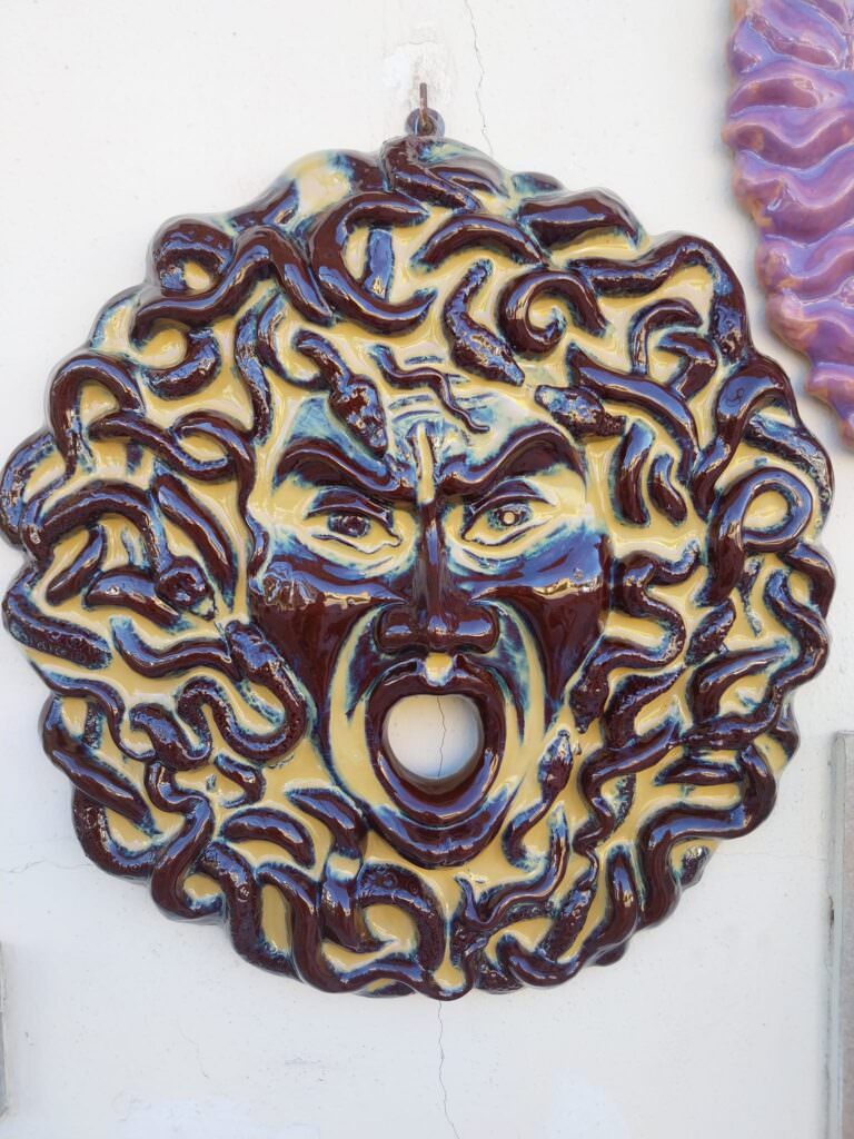 Emanuel Vizzacchero maschera 1 - I miti di argilla, le ceramiche di Emanuel Vizzacchero - 25 Emanuel Vizzacchero maschera 1 - Meraviglie di Calabria - 24