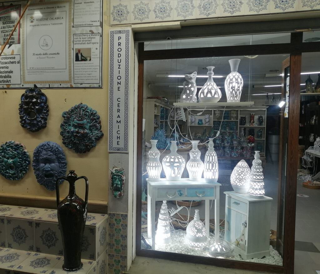 Emanuel Vizzacchero vetrina - I miti di argilla, le ceramiche di Emanuel Vizzacchero - 13 Emanuel Vizzacchero vetrina - Meraviglie di Calabria - 12