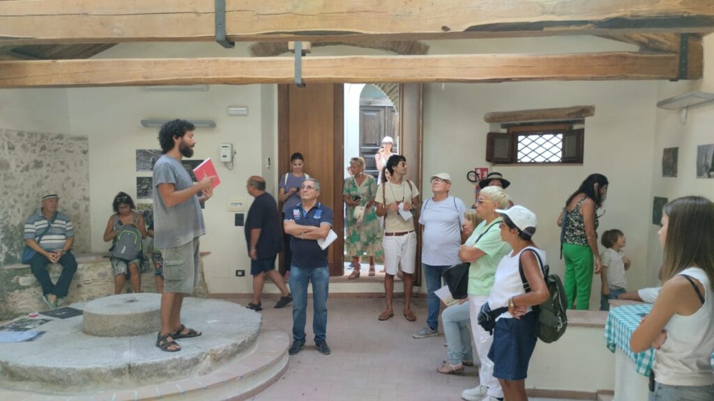 Gruppo Unesco che ascolta una guida locale - Il Club Unesco in visita a Badolato - 5 Gruppo Unesco che ascolta una guida locale - Meraviglie di Calabria - 4
