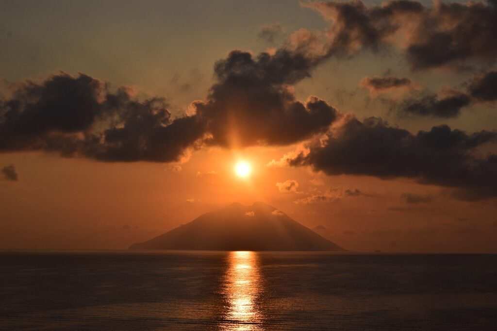tramonto su stromboli - Tramonti speciali, da Zaccanopoli vista sul sole che cala in eclissi - 3 tramonto su stromboli - Meraviglie di Calabria - 2