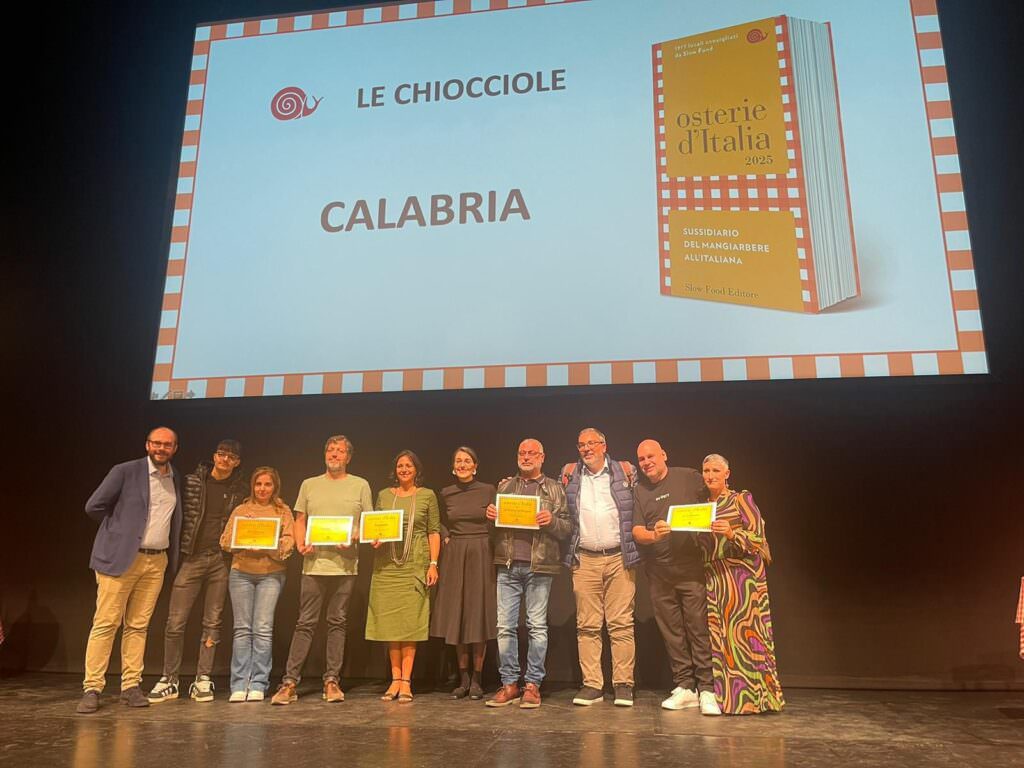 Osterie dItalia I coordinatori nazionali e regionali con alcune delle chicciole calabresi a Milano - Osterie d'Italia 2025, la Calabria ha lo spirito Slow Food - 11 Osterie dItalia I coordinatori nazionali e regionali con alcune delle chicciole calabresi a Milano - Meraviglie di Calabria - 10