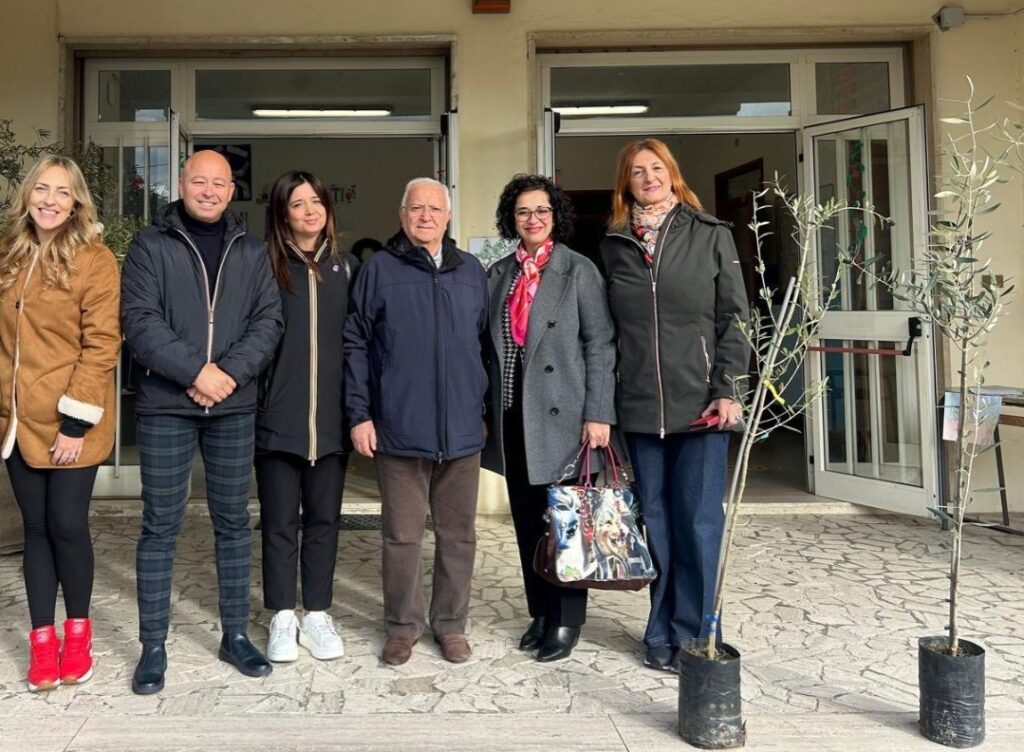 Casali del Manco messa a dimora olivi 1 - Casali del Manco, messi a dimora olivi per ogni scuola - 7 Casali del Manco messa a dimora olivi 1 - Meraviglie di Calabria - 6