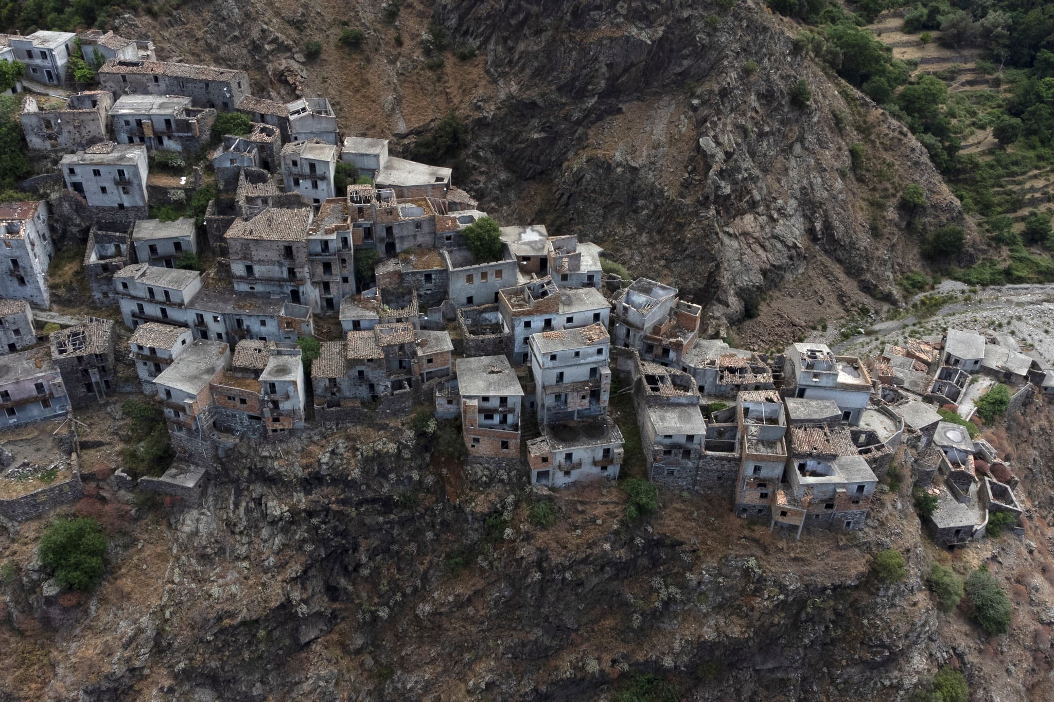 Roghudi, il paese senza abitanti e il suo drago custode