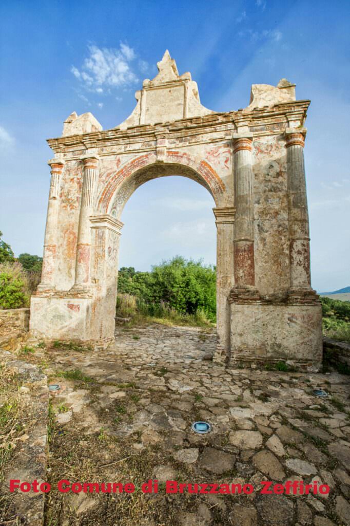 arco di bruzzano vecchio Foto FAI 3 - L'Arco di Trionfo di Bruzzano raccontato da "L'Agorà" - 5 arco di bruzzano vecchio Foto FAI 3 - Meraviglie di Calabria - 4