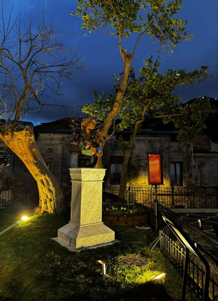 Domina di Mattia Trotta Villa comunale Mazzini Palmi - Palmi, inaugurata l’opera Domina di Mattia Trotta - 5 Domina di Mattia Trotta Villa comunale Mazzini Palmi - Meraviglie di Calabria - 4
