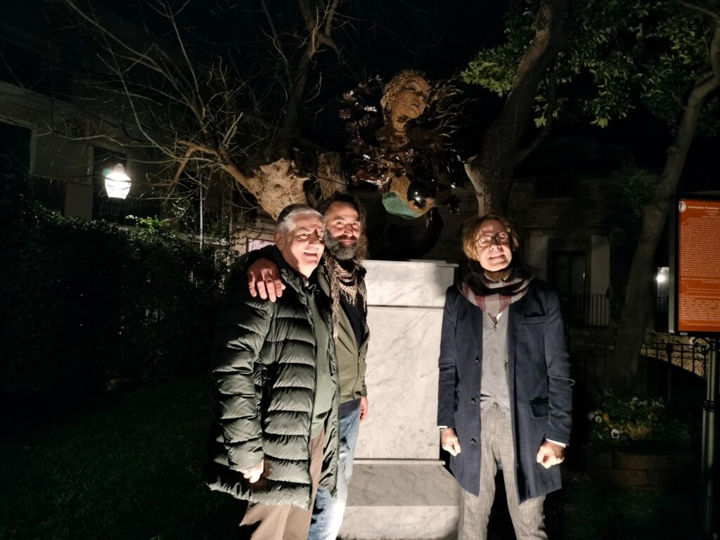 Lartista Trotta con il Presidente Petitto e il critico Livoti - Palmi, inaugurata l’opera Domina di Mattia Trotta - 3 Lartista Trotta con il Presidente Petitto e il critico Livoti - Meraviglie di Calabria - 2