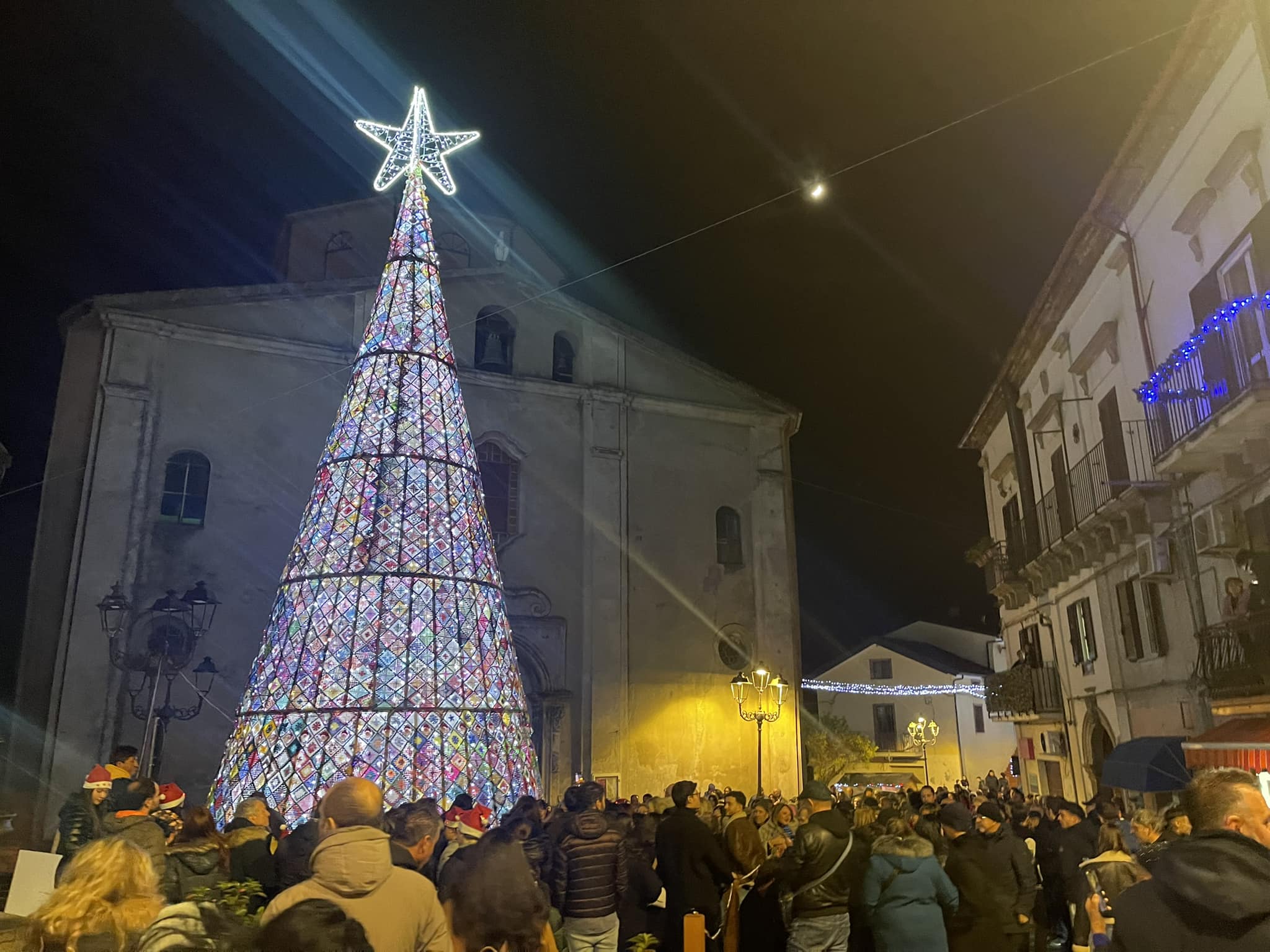 Brilla a Lattarico l’albero di Natale realizzato all’uncinetto da 60 donne