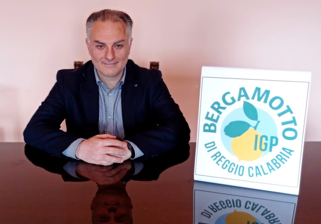 Rosario Previtera con il logo Bergamotto di Reggio Calabtria IGP - Bergamotto di Reggio Calabria, quasi concluso l'iter per il marchio IGP - 5 Rosario Previtera con il logo Bergamotto di Reggio Calabtria IGP - Meraviglie di Calabria - 4