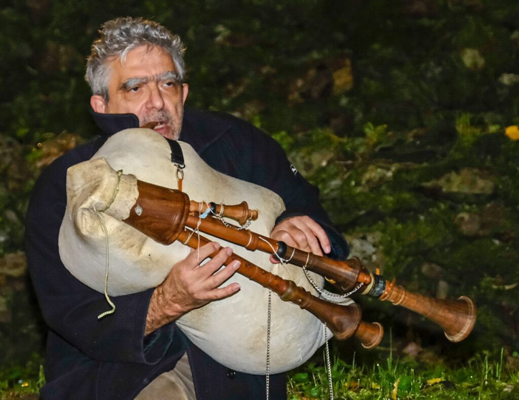 antico mulino delle fate presepe vissuto zampogna 1 - All'Antico Mulino della Fate vive "u Prisepiu du’ Rivintinu - 5 antico mulino delle fate presepe vissuto zampogna 1 - Meraviglie di Calabria - 4