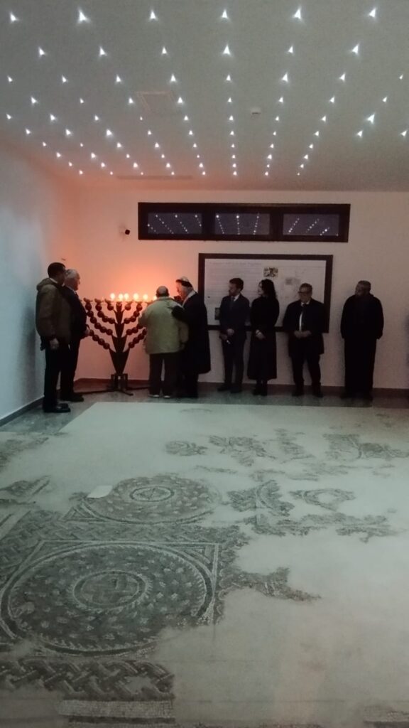 hanukkah bova marina 4 - Bova Marina, torna a risplendere la luce nella sinagoga - 7 hanukkah bova marina 4 - Meraviglie di Calabria - 6