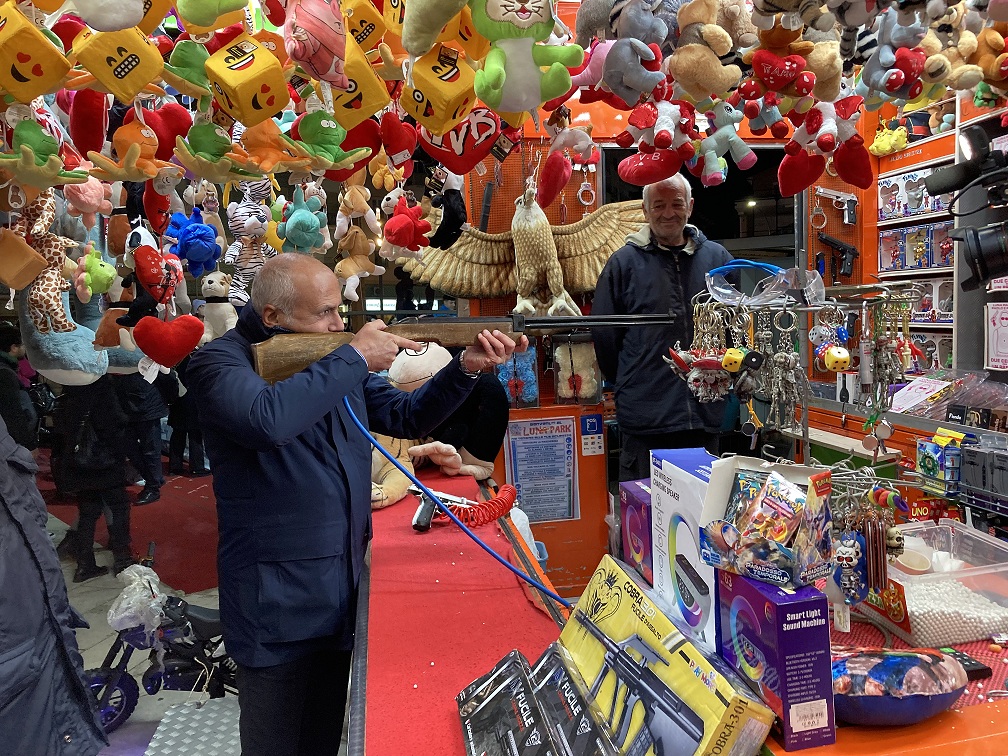 il Sindaco Franz Caruso ai mercatini di Natale mentre scherza al tiro a segno - A Cosenza torna la magia del Natale con i mercatini di Piazza Bilotti - 5 il Sindaco Franz Caruso ai mercatini di Natale mentre scherza al tiro a segno - Meraviglie di Calabria - 4