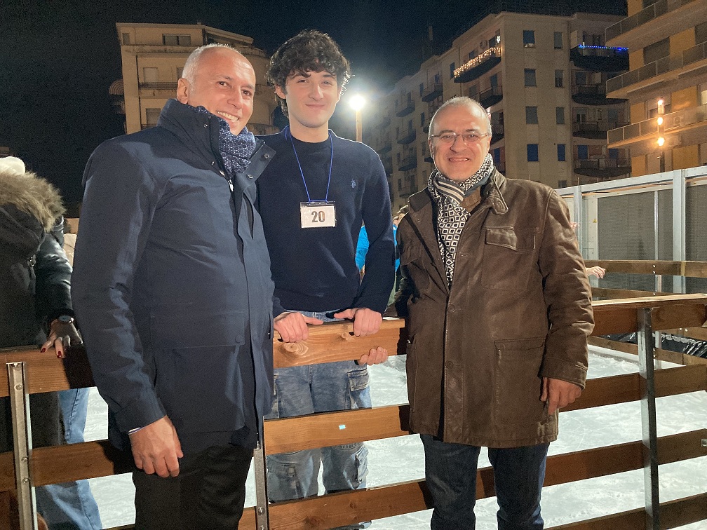 il Sindaco Franz Caruso e lAssessore Battaglia con Salvatore Giordano presidente del consiglio comunale dei giovani - A Cosenza torna la magia del Natale con i mercatini di Piazza Bilotti - 15 il Sindaco Franz Caruso e lAssessore Battaglia con Salvatore Giordano presidente del consiglio comunale dei giovani - Meraviglie di Calabria - 14