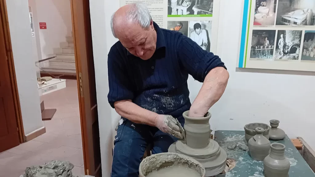 De Dominicis Cariati - Artigianato, a Cariati il laboratorio che insegna l'arte dei “vucalari” - 3 De Dominicis Cariati - Meraviglie di Calabria - 2