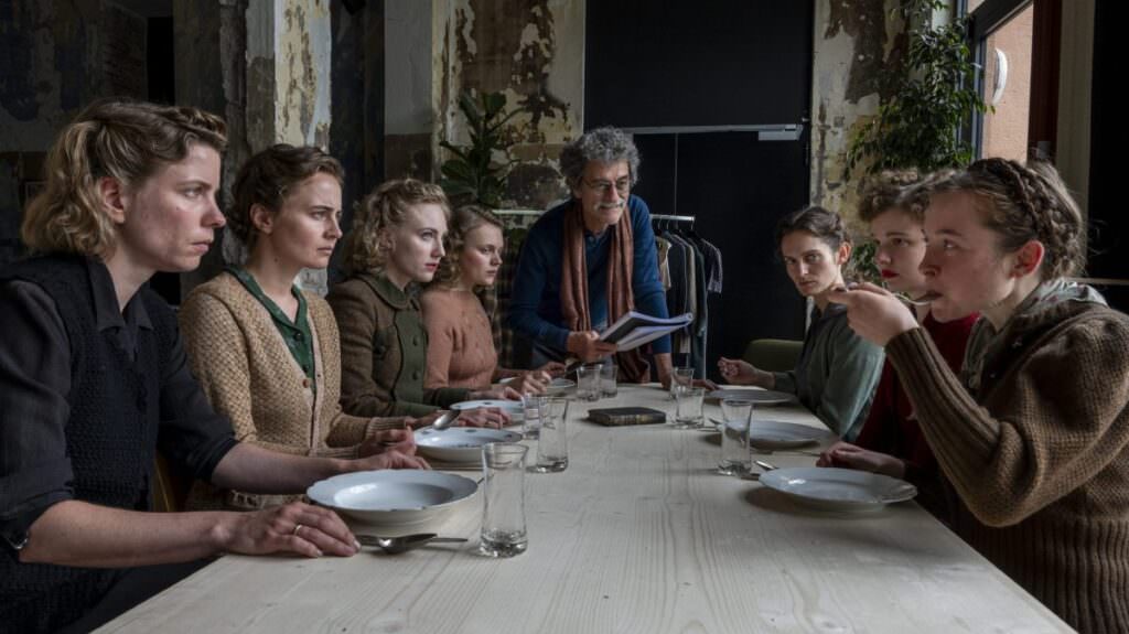 Silvio Soldini e il cast sul set del film Le assaggiatrici Vision Distribution - “Le assaggiatrici” della calabrese Rosella Postorino è ora un film - 7 Silvio Soldini e il cast sul set del film Le assaggiatrici Vision Distribution - Meraviglie di Calabria - 6