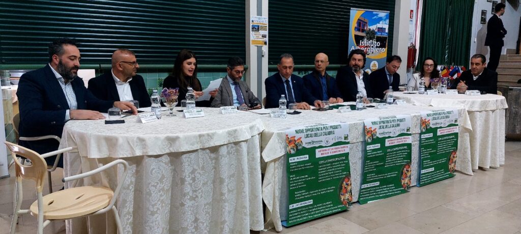 Tavolo relatori - Soverato, cucina fusion per valorizzare i prodotti locali - 3 Tavolo relatori - Meraviglie di Calabria - 2