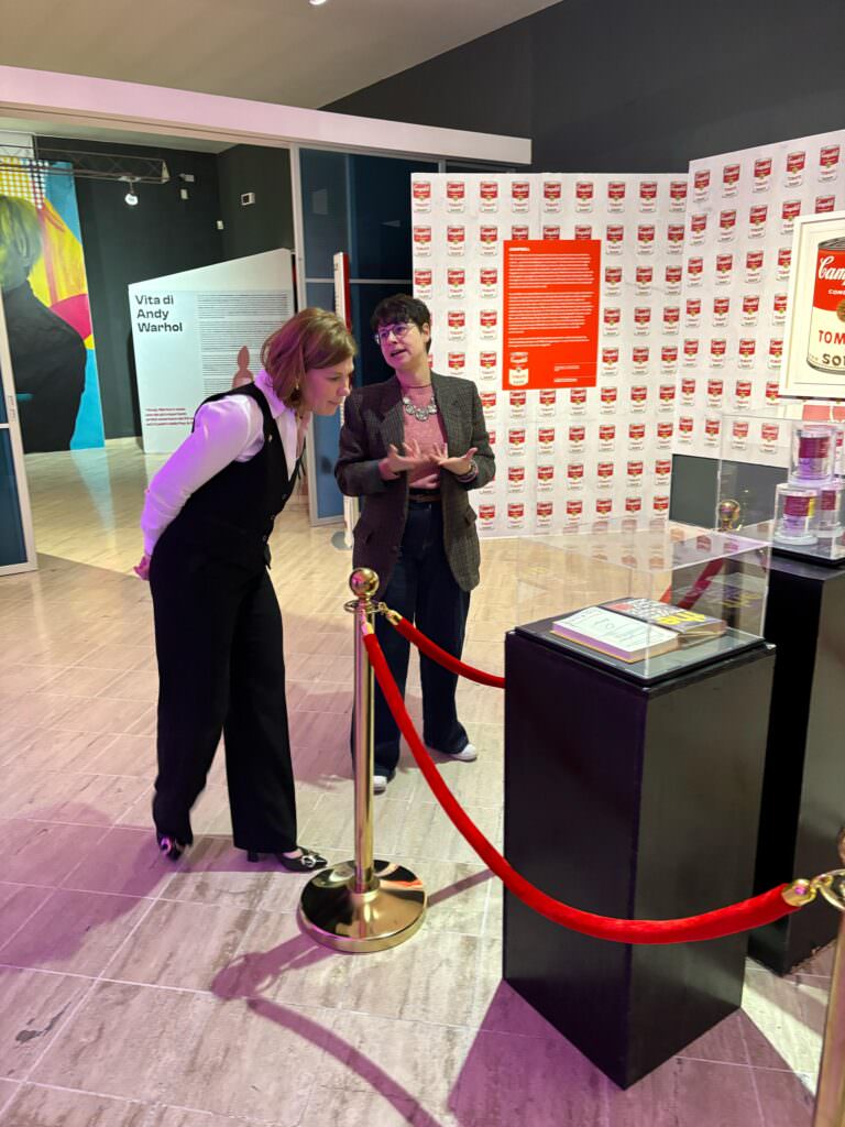 La Console USA Tracy Roberts Pounds in visita allamostra Pop Art Revolution 4 - Pop Art Revolution, la Console USA alla mostra di Andy Warhol - 5 La Console USA Tracy Roberts Pounds in visita allamostra Pop Art Revolution 4 - Meraviglie di Calabria - 4