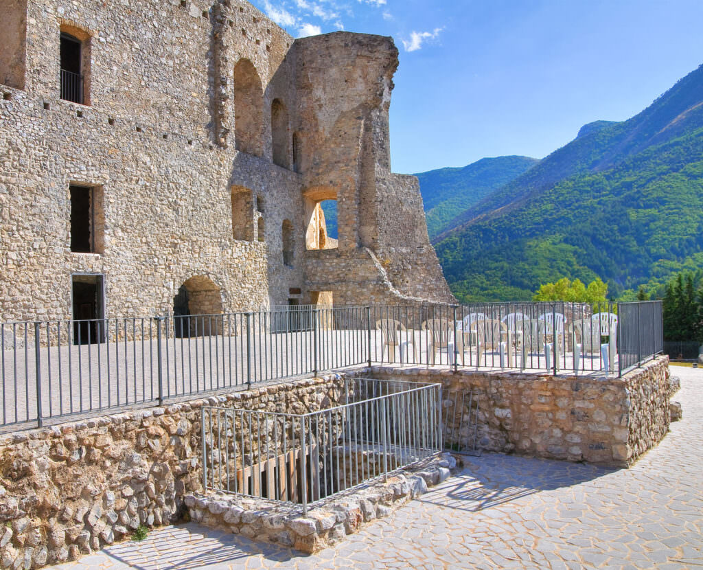 Morano Calabro castello - Morano Calabro, un presepe di pietra incorniciato dal Pollino - 5 Morano Calabro castello - Meraviglie di Calabria - 4