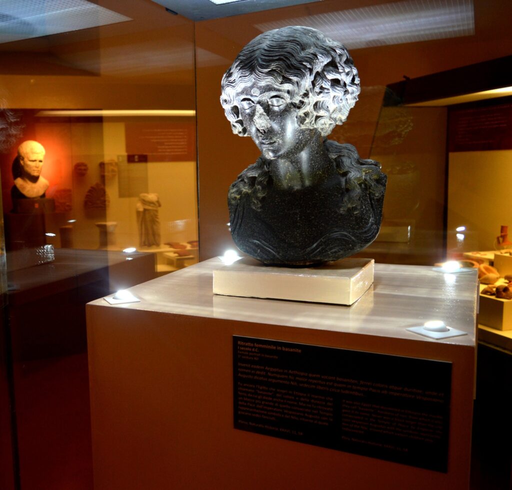 Museo archeologico Vibo Valentia Ritratto femminile in basanite I sec. d.C. 1 - Vibo Valentia, la rara bellezza del Museo Archeologico Vito Capialbi - 47 Museo archeologico Vibo Valentia Ritratto femminile in basanite I sec. d.C. 1 - Meraviglie di Calabria - 46