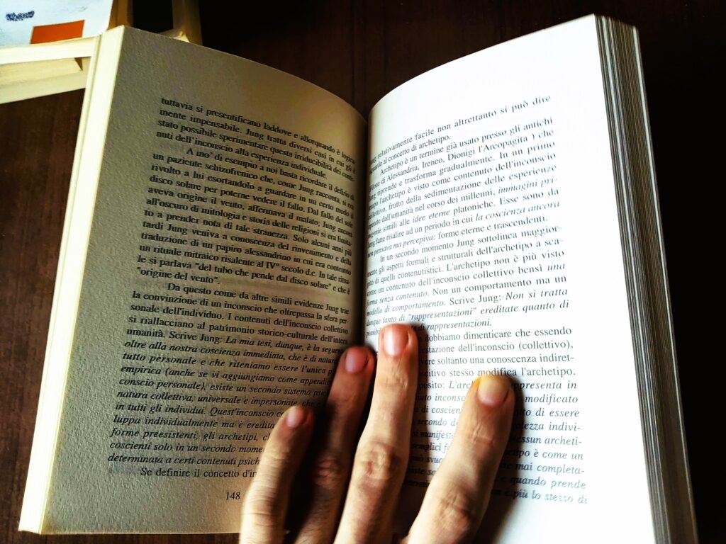libro mano generico 2 - Cosenza, il piacere della lettura con “Un marzo di libri... e dintorni” - 7 libro mano generico 2 - Meraviglie di Calabria - 6