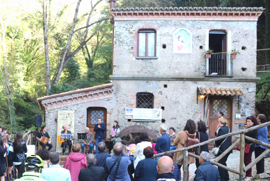 Antico mulino delle fate 2 - La fabbrica nel paesaggio, primavera in festa all’Antico Mulino delle Fate - 3 Antico mulino delle fate 2 - Meraviglie di Calabria - 2