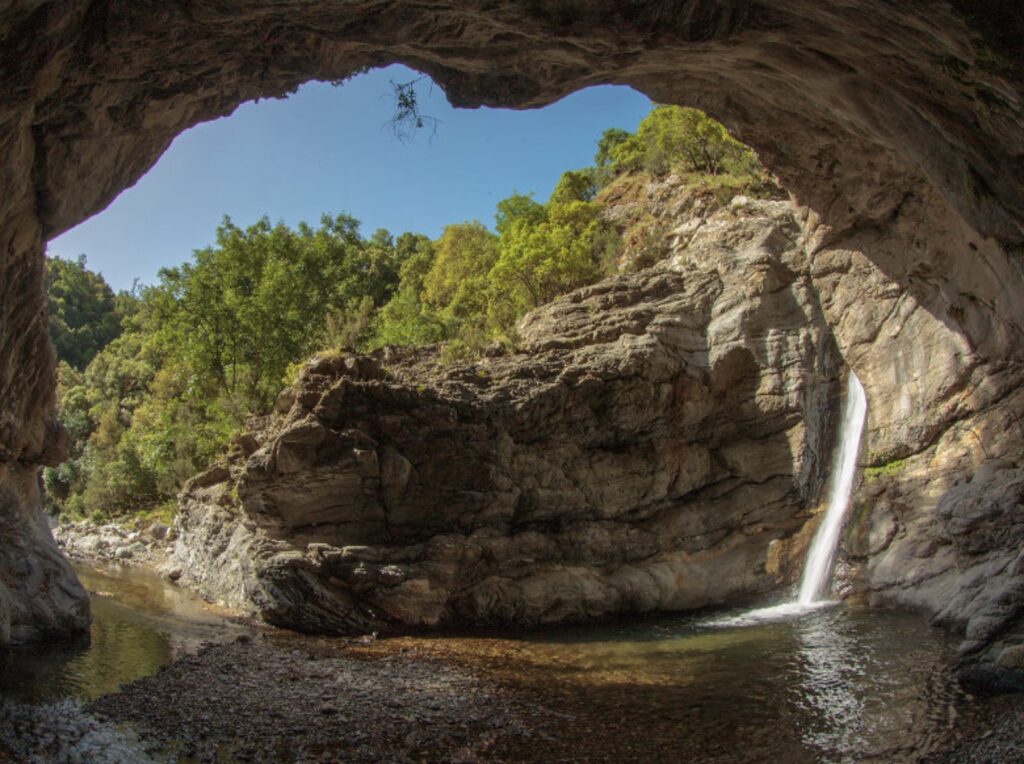 Aspromonte cascata pietra cappa foto Carmelo Fiore - Aspromonte Geopark, alla scoperta della “Valle delle grandi pietre” - 27 Aspromonte cascata pietra cappa foto Carmelo Fiore - Meraviglie di Calabria - 26