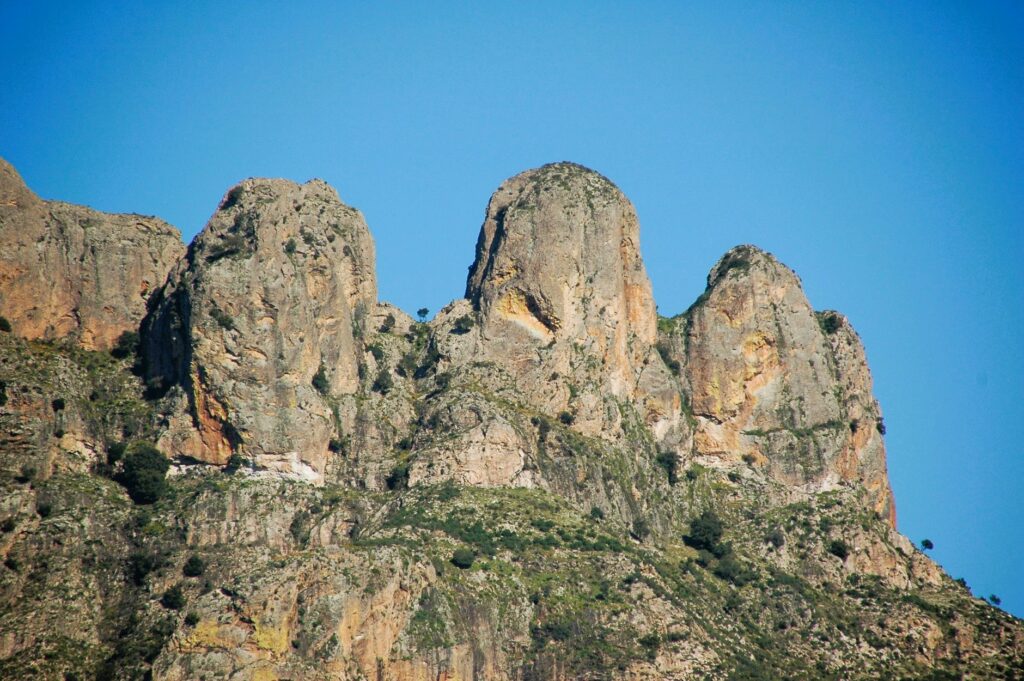 Aspromonte monte San Pietro o Tre Pizzi - Aspromonte Geopark, alla scoperta della “Valle delle grandi pietre” - 3 Aspromonte monte San Pietro o Tre Pizzi - Meraviglie di Calabria - 2