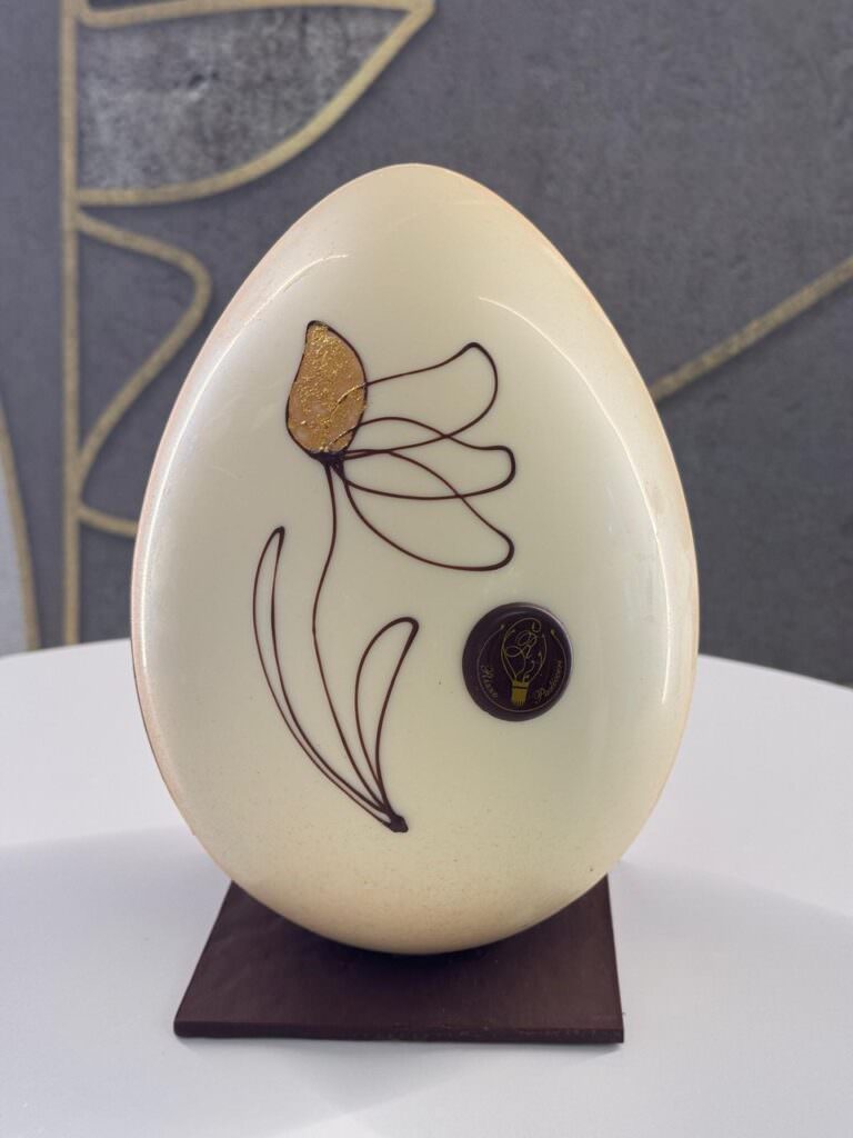 Fratelli Rizzo Spezzano Sila Uovo bianco decorato 2 - Pasqua, le dolci delizie firmate dai maestri pasticceri Rizzo - 9 Fratelli Rizzo Spezzano Sila Uovo bianco decorato 2 - Meraviglie di Calabria - 8