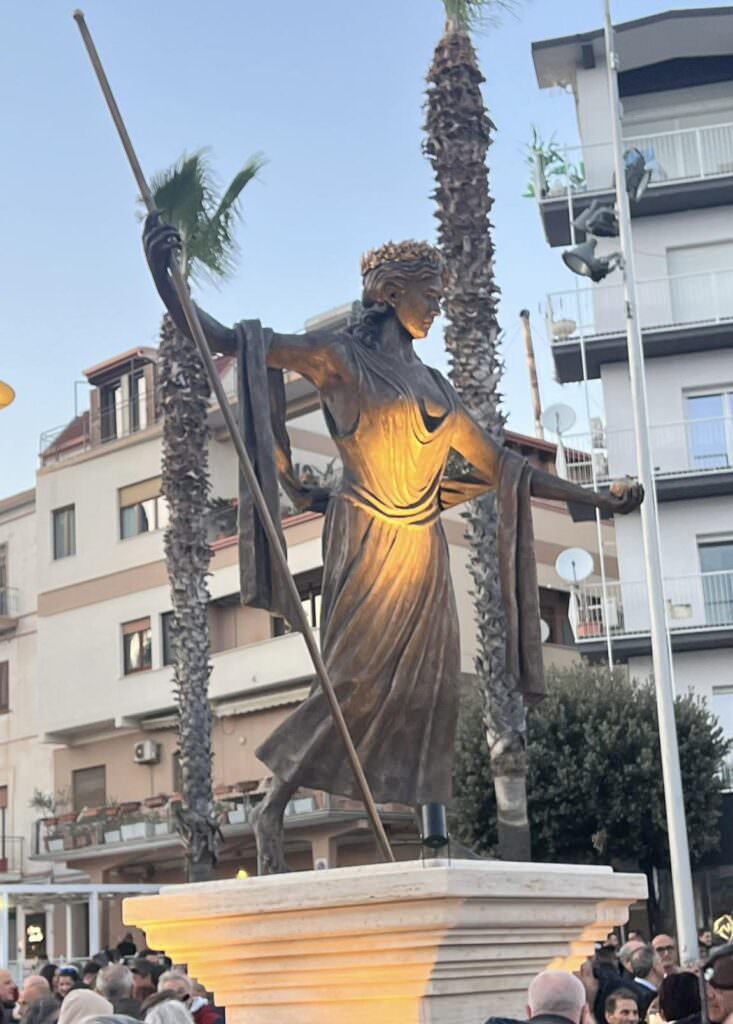 Hera Lacinia Statua inaugurazione 05 04 2025 1 - Crotone, inaugurata la statua di Hera Lacinia di Antonio Affidato - 3 Hera Lacinia Statua inaugurazione 05 04 2025 1 - Meraviglie di Calabria - 2