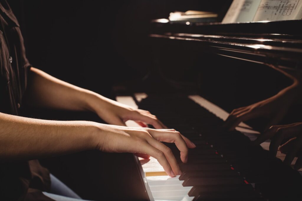 pianoforte mano donna tastiera musica - Concerti, a Santa Severina la pianista Maria Grazia Cacciottolo - 3 pianoforte mano donna tastiera musica - Meraviglie di Calabria - 2