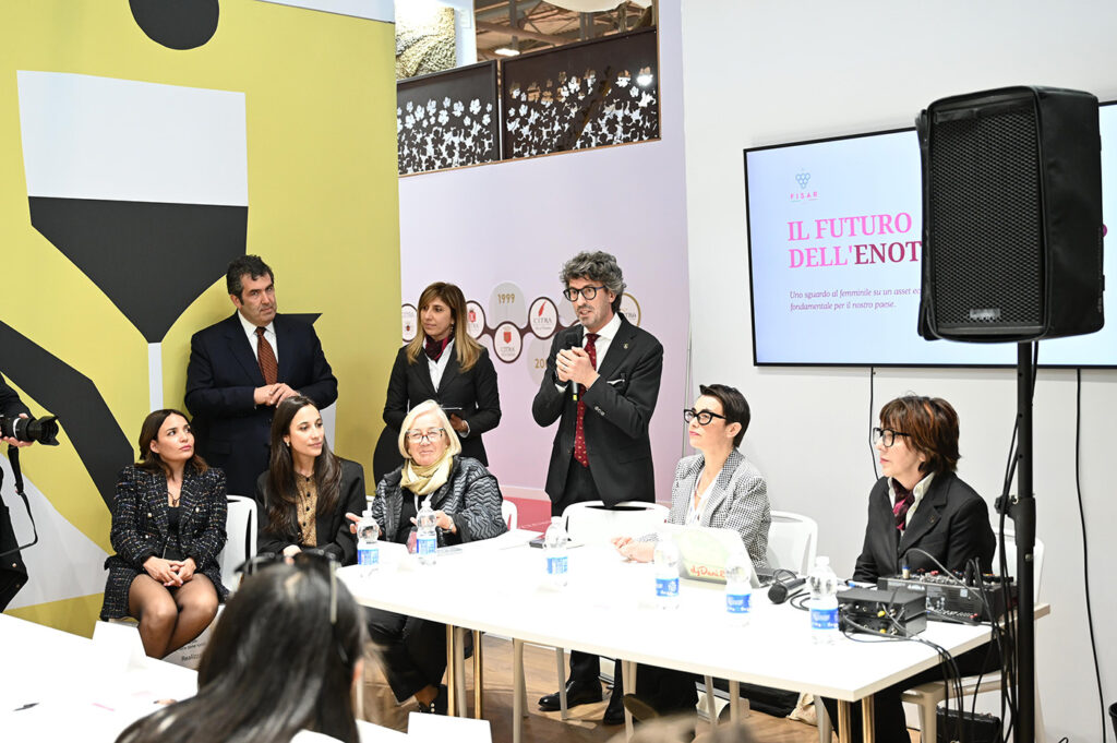 vinitaly rosa comerci enoturismo cinelli colombini - Doc Costa degli Dei, la vera sorpresa dell'edizione 2025 del Vinitaly - 16 vinitaly rosa comerci enoturismo cinelli colombini - Meraviglie di Calabria - 15