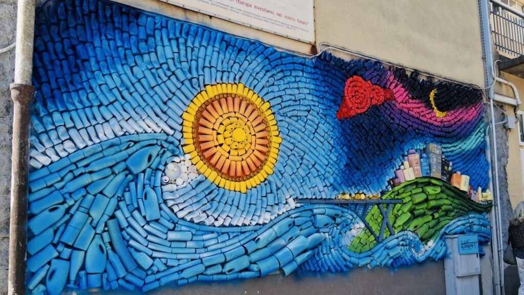 adb0c81e 03e5 4de6 80d9 5de67e645d74 - Canterland, a Catanzaro Lido il murales realizzato con lattine e materiali di scarto - FOTO - 5 adb0c81e 03e5 4de6 80d9 5de67e645d74 - Meraviglie di Calabria - 4