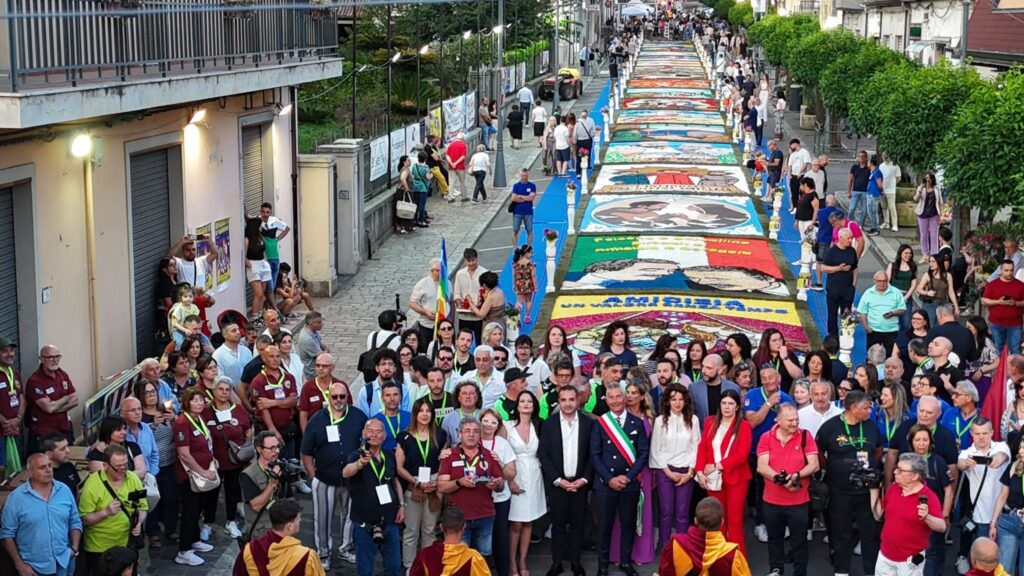 infiorata taurianova 2025 foto fb Valentina Mammana direttrice 4 - Meraviglie di Calabria - 19