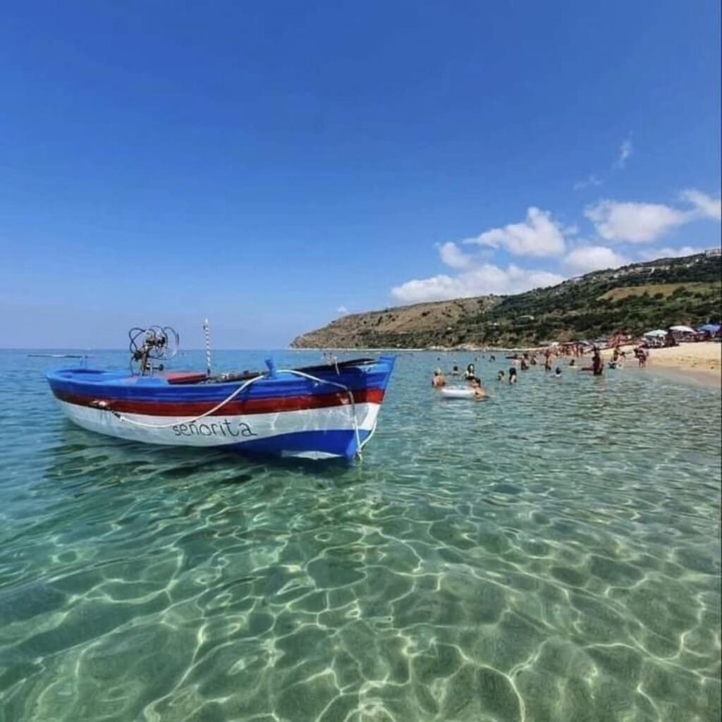 mare barca spiaggia - Estate 2025, la Calabria tra le mete nazionali più prenotate in agenzia - 5 mare barca spiaggia - Meraviglie di Calabria - 4