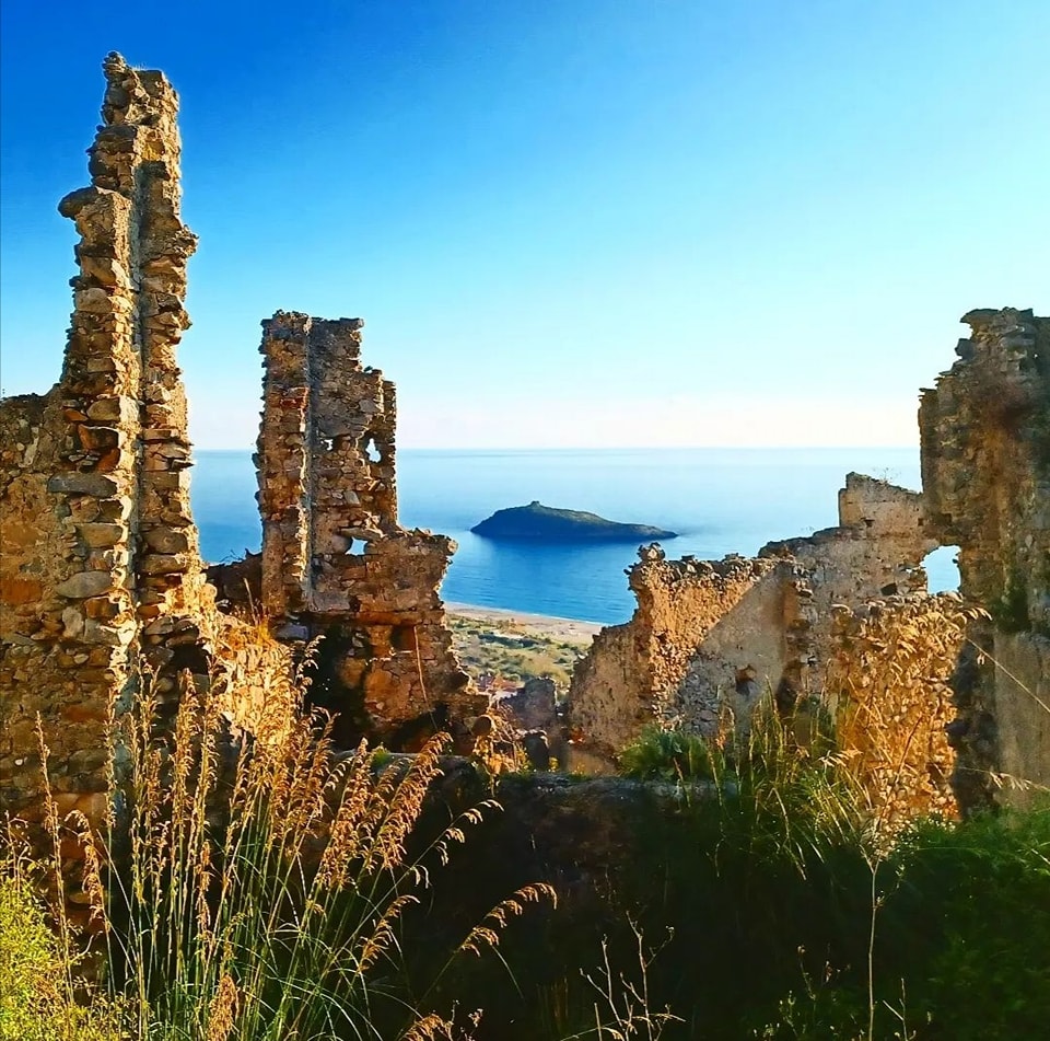 Ruderi di Cirella Ph @nicola.branda - “Estate a Cirella", tra gli ospiti Federico Quaranta e Franco Arminio - 5 Ruderi di Cirella Ph @nicola.branda - Meraviglie di Calabria - 4