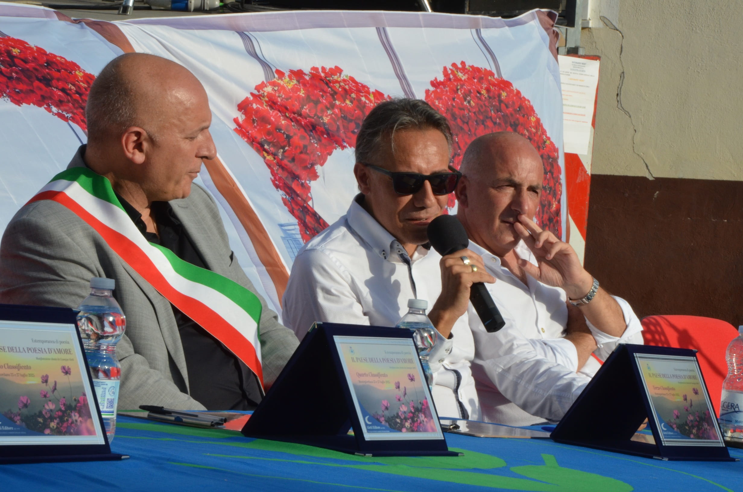 Montegiordano poesia Al centro Giuseppe Aletti a sinistra Rocco Introcaso sindaco di Montegiordano e Ferdinando Di Leo - Meraviglie di Calabria - 11