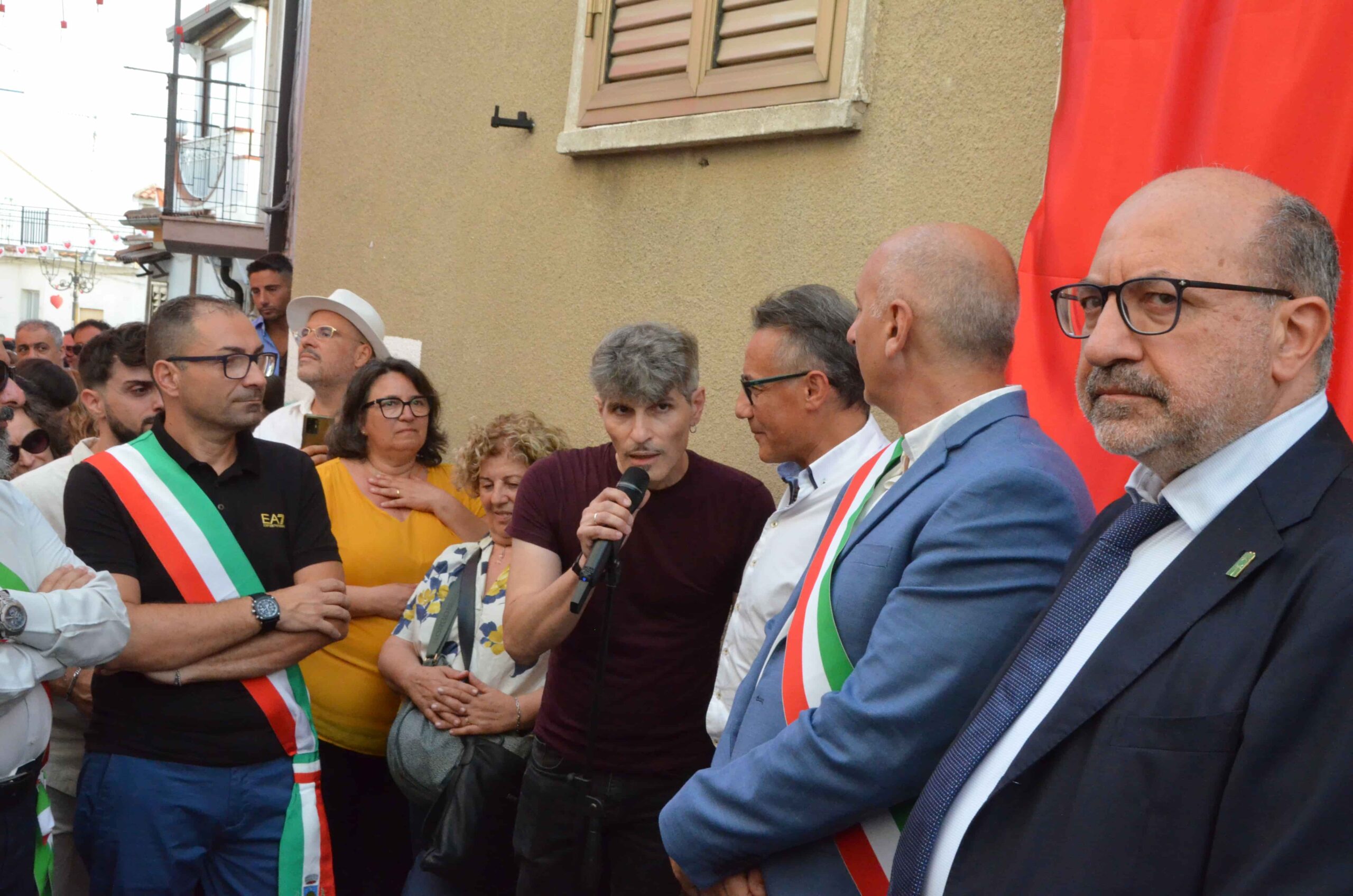 Montegiordano poesia Alessandro Gaetano interviene per linaugurazione della stele dello zio Rino Gaetano scaled - Meraviglie di Calabria - 13