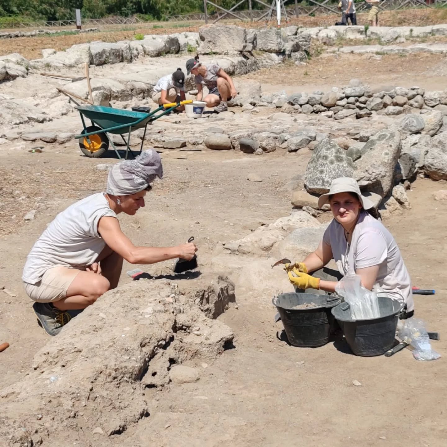 Parco archeologico Locri Missione archeologica 2025 - Scavi e ricerca, cosa sta cambiando nel Parco Archeologico di Locri - 3 Parco archeologico Locri Missione archeologica 2025 - Meraviglie di Calabria - 2