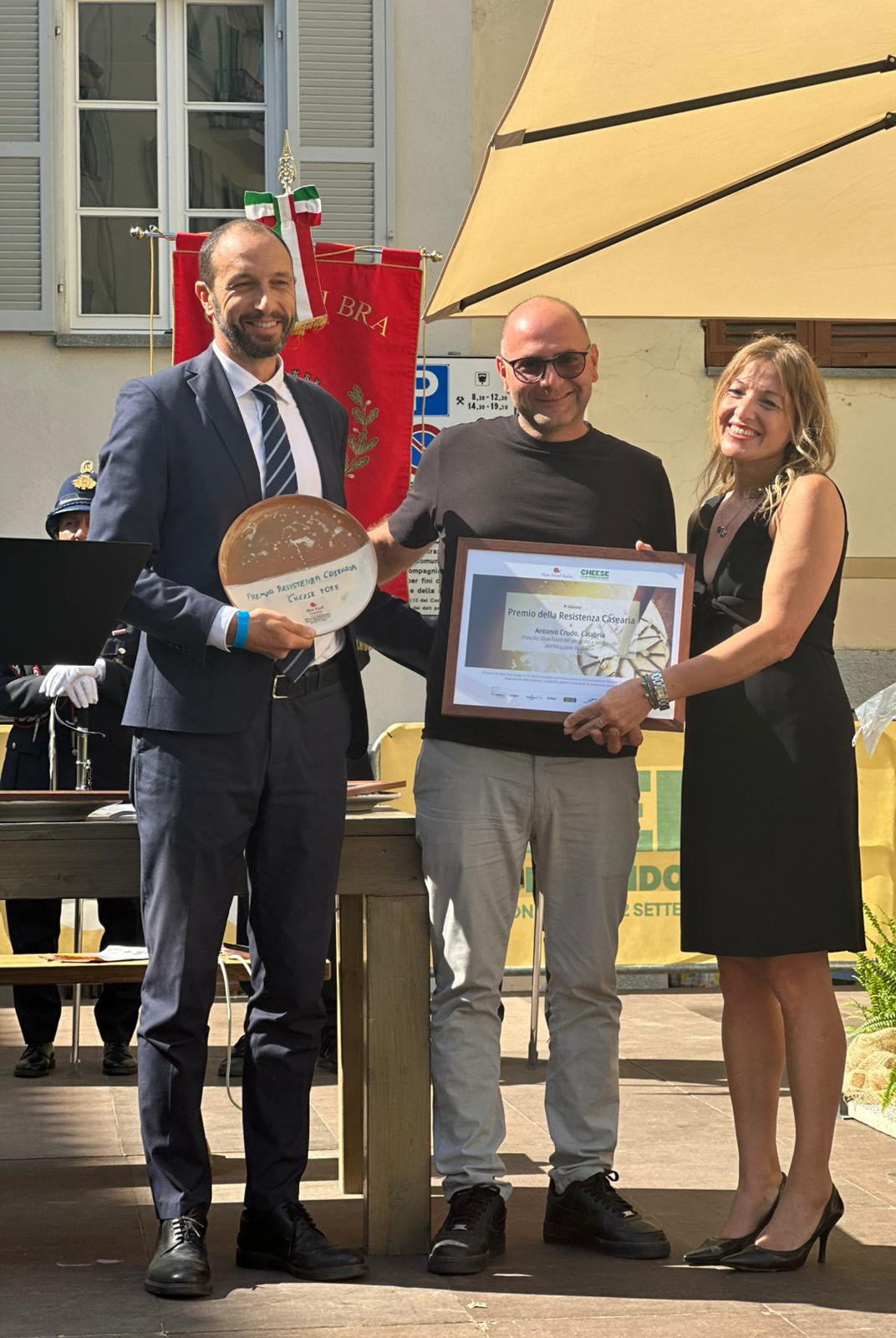 Formaggio Gabriele Crudo riceve il premio da Barbara Nappini Presidente Slow Food - Meraviglie di Calabria - 2
