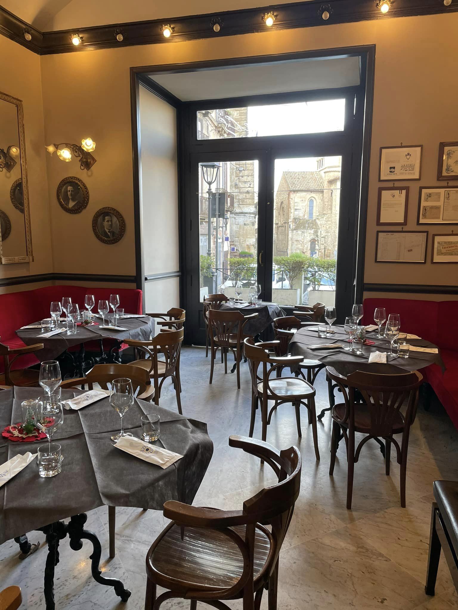 Sala interna Gran Caffe Renzelli - Meraviglie di Calabria - 8
