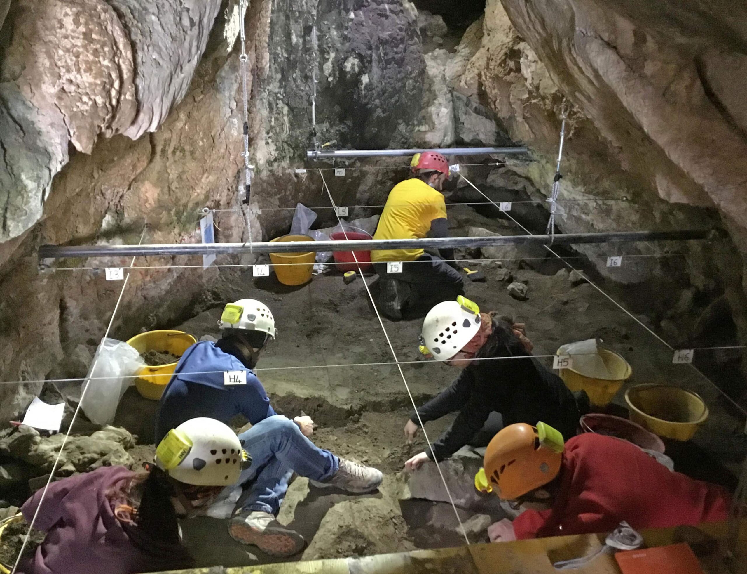 Speleologia Grotta di Pietra SantAngelo scavi nel settore piu interno della cavita foto archivio del C.R.S. Enzo dei Medici scaled - Meraviglie di Calabria - 8