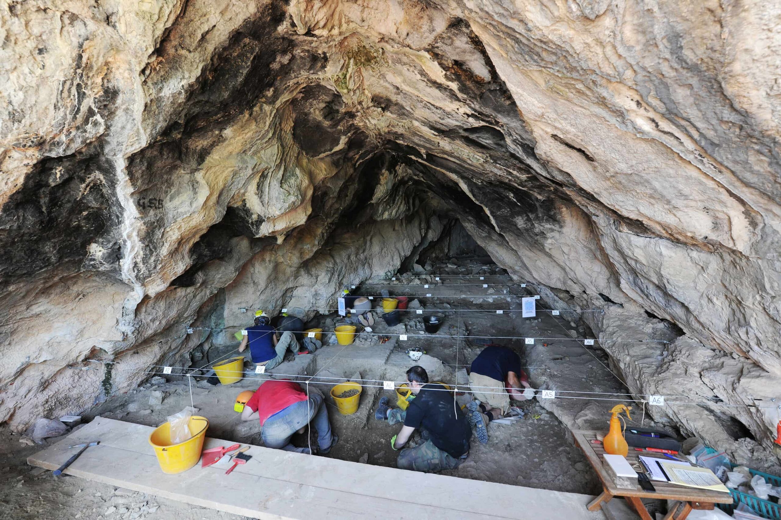 Speleologia Grotta di Pietra SantAngelo scavi nellampia antegrotta a ridosso dellingresso della cavita foto archivio del C.R.S. Enzo dei Medici scaled - Meraviglie di Calabria - 4