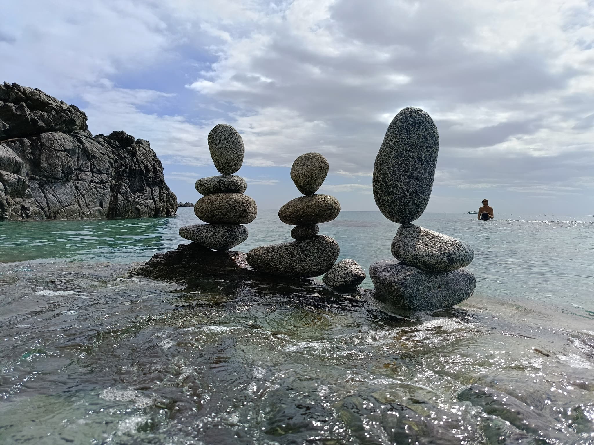 Stones foto di Alessandro Guerriero Trecce - IBIS, l’arte effimera dello stone balancing sulle spiagge dello Jonio - 5 Stones foto di Alessandro Guerriero Trecce - Meraviglie di Calabria - 4