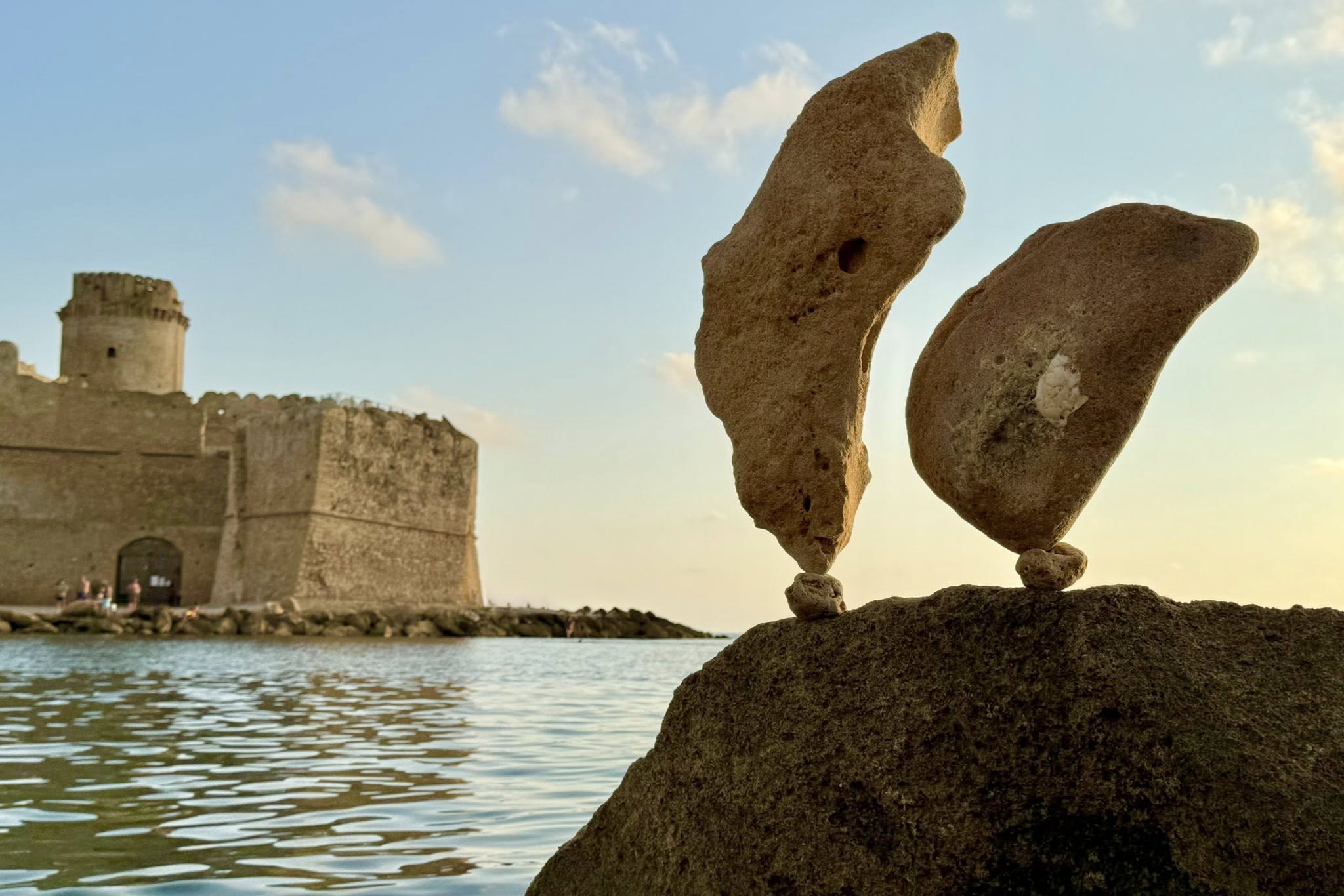 StonesLe Castella foto di Marco Quercioli 1 - IBIS, l’arte effimera dello stone balancing sulle spiagge dello Jonio - 9 StonesLe Castella foto di Marco Quercioli 1 - Meraviglie di Calabria - 8