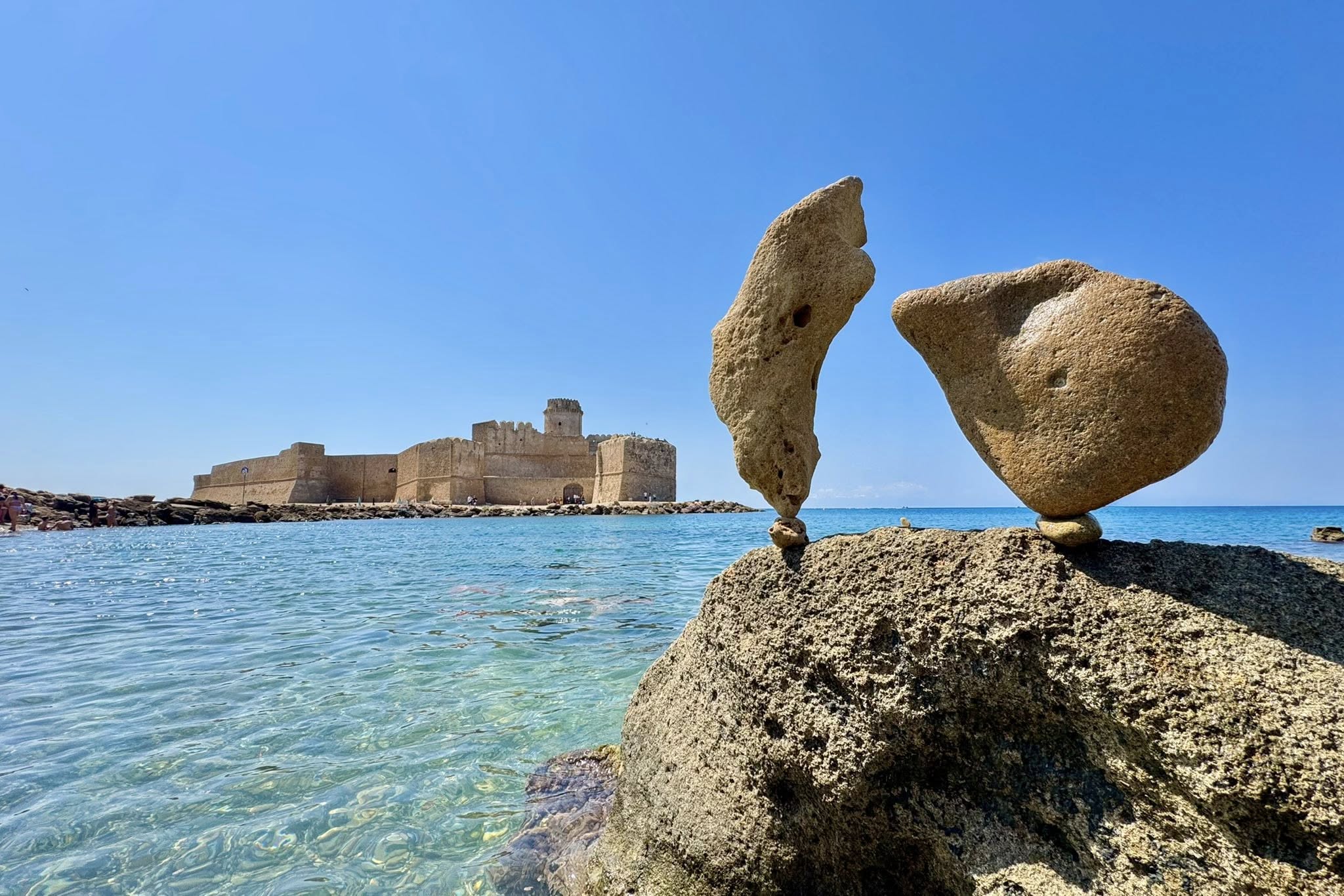 IBIS, l’arte effimera dello stone balancing sulle spiagge dello Jonio