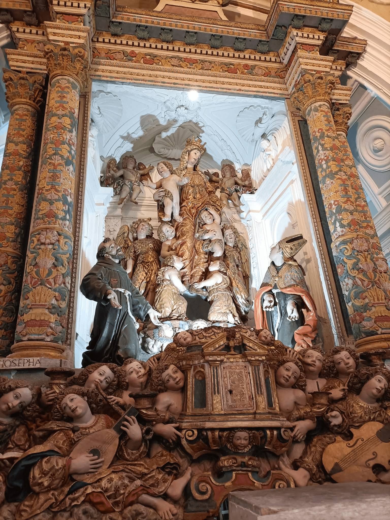 Badolato Chiesa del Convento Francescano gruppo scultoreo ligneo seicentesco Madonna degli Angeli musicanti 1 - Badolato, l’autunno del FAI riscopre la bellezza dei luoghi nascosti - 43 Badolato Chiesa del Convento Francescano gruppo scultoreo ligneo seicentesco Madonna degli Angeli musicanti 1 - Meraviglie di Calabria - 42
