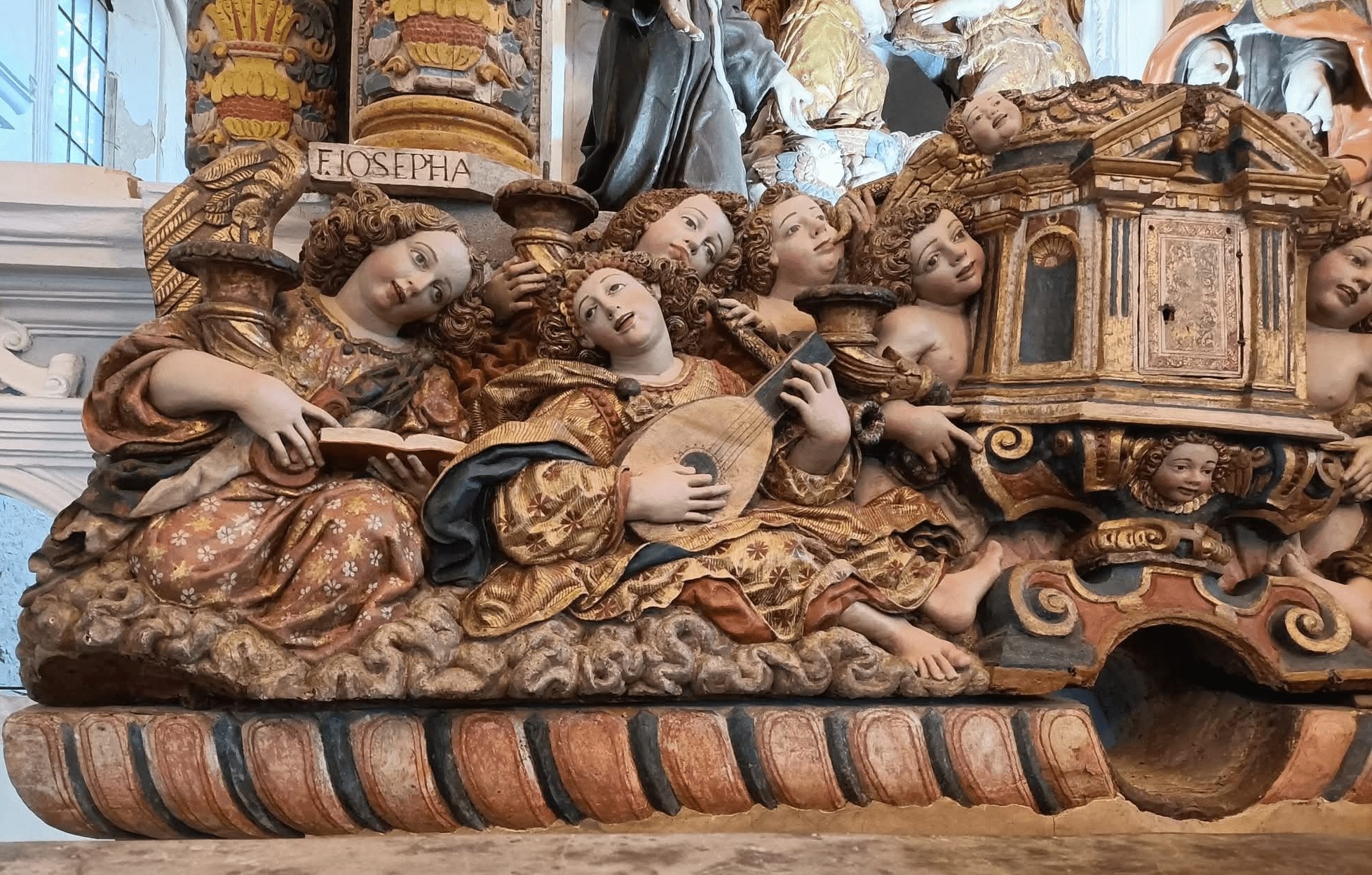 Badolato Chiesa del Convento Francescano gruppo scultoreo ligneo seicentesco Madonna degli Angeli musicanti 2 a 1 - Badolato, l’autunno del FAI riscopre la bellezza dei luoghi nascosti - 45 Badolato Chiesa del Convento Francescano gruppo scultoreo ligneo seicentesco Madonna degli Angeli musicanti 2 a 1 - Meraviglie di Calabria - 44