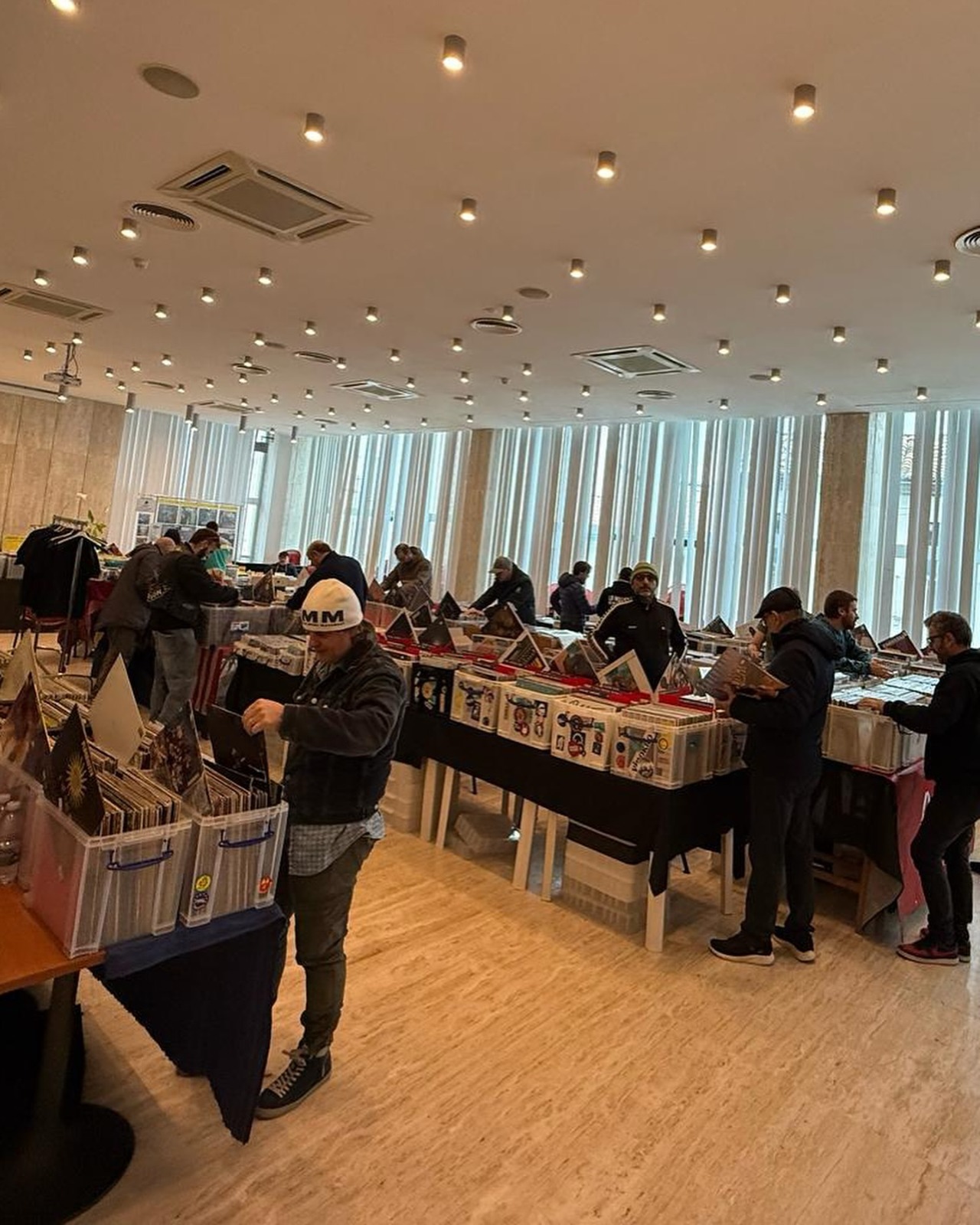Catanzaro vinil market 1 - Vinyl Market, a Catanzaro il viaggio dai vinili all'era digitale della musica - 5 Catanzaro vinil market 1 - Meraviglie di Calabria - 4