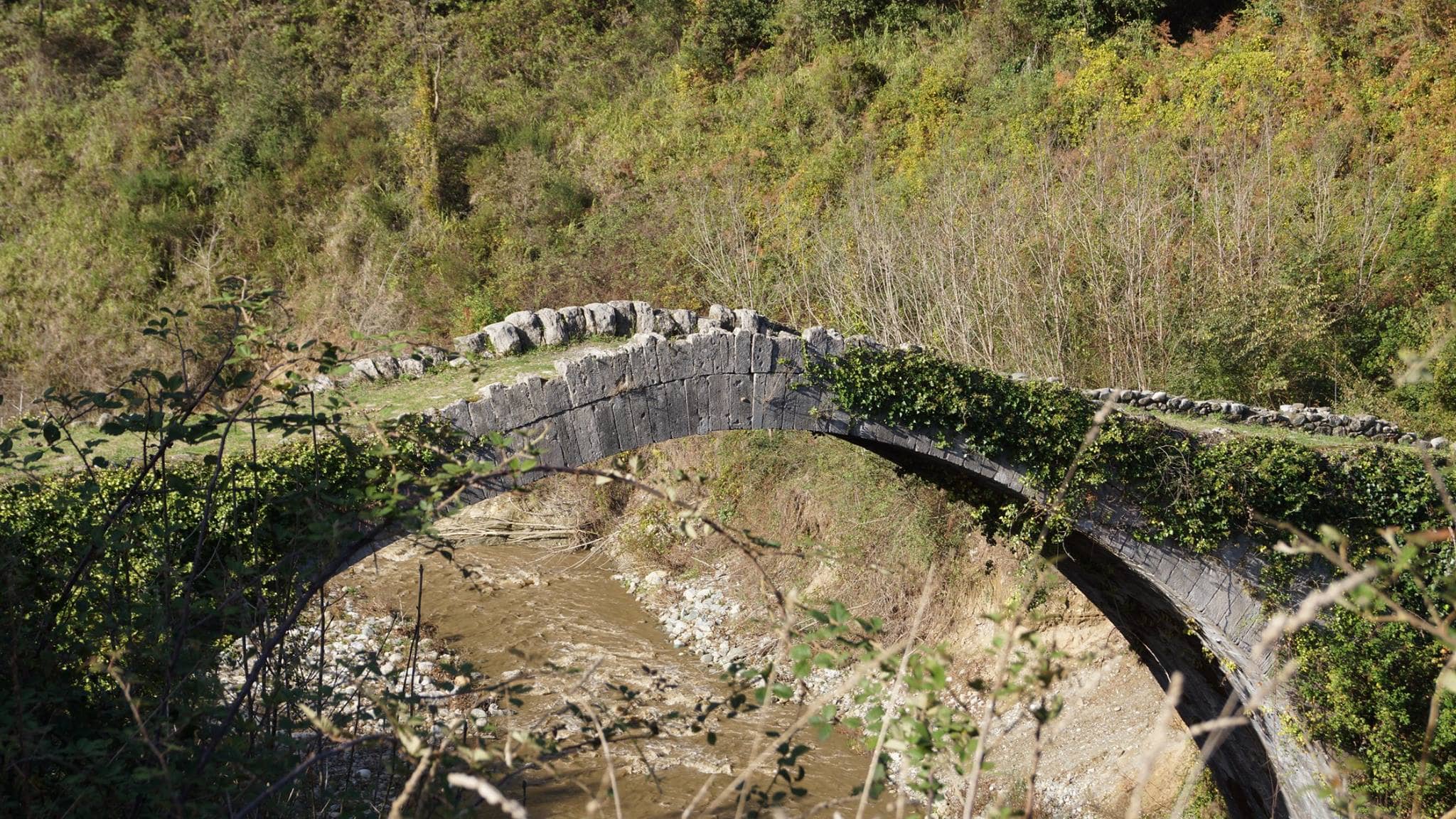 FAI Scigliano CS Ponte di Annibale sul Savuto © FAI - Le meraviglie aperte in Calabria per le Giornate FAI d'Autunno - 17 FAI Scigliano CS Ponte di Annibale sul Savuto © FAI - Meraviglie di Calabria - 16